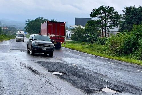 'Ổ gà' trên quốc lộ 14 tiềm ẩn nguy cơ tai nạn giao thông
