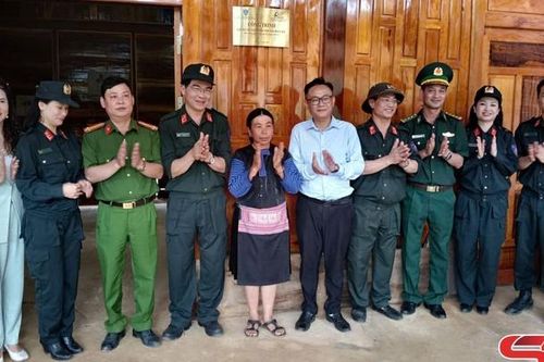Bàn giao 6 nhà Đại đoàn kết cho hộ nghèo xã Lóng Phiêng