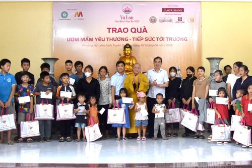 Giáo hội Phật giáo Việt Nam trao 200 suất quà cho học sinh có hoàn cảnh khó khăn tại Mỹ Lâm