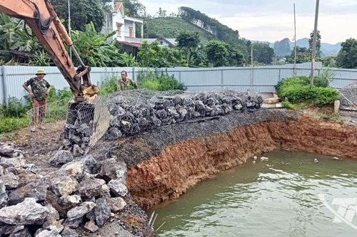 Tổ chức lấp 'hố tử thần' trên Quốc lộ 3B tại xã Na Rì