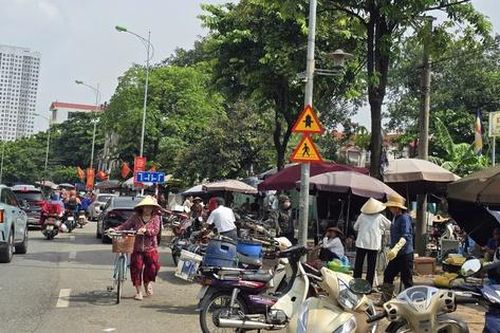 Hà Nội: Cần tăng cường xử lý tình trạng lấn chiếm vỉa hè trên đường Lê Trọng Tấn