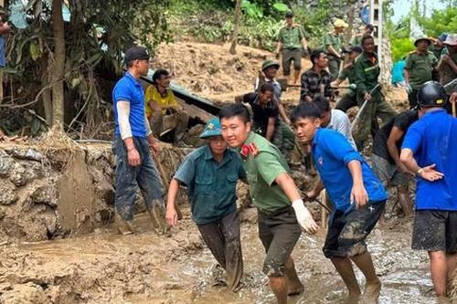 Cảm động thanh niên tình nguyện giúp người dân Nghệ An khắc phục sau lũ
