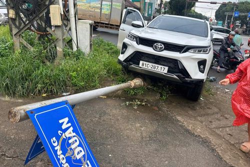 Đập cửa xe ô tô cứu tài xế nghi đột quỵ ở Gia Lai
