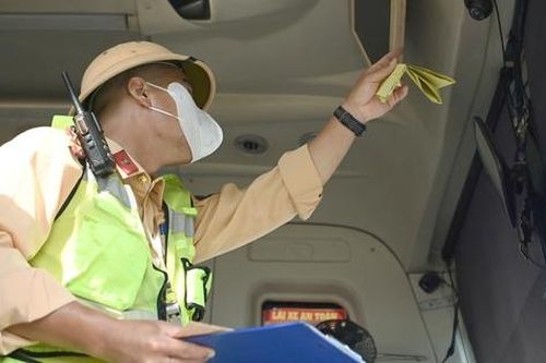 Xử lý gần 90 tài xế vừa lái xe vừa nghe điện thoại trên cao tốc trong một tuần
