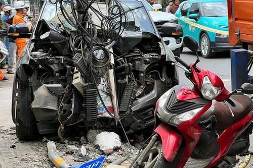 Ô tô bán tải tông cột điện, tài xế gục trên vô lăng
