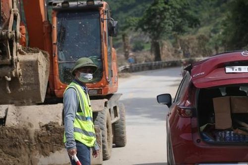 Ăn tranh thủ, ngủ trên xe giữa rừng núi hoang vu để mở 'đường máu' vào tâm lũ ở Nghệ An