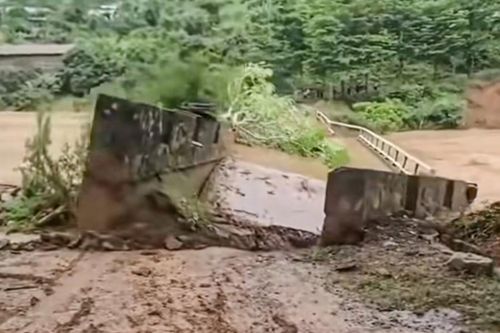 Lũ cuồn cuộn cuốn trôi cầu dẫn vào thủy điện Nậm Công 3