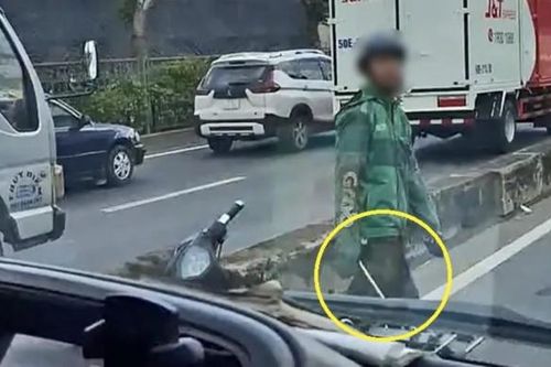 Nam thanh niên 'hổ báo' đập phá xe tải, gây rối trên đường phố