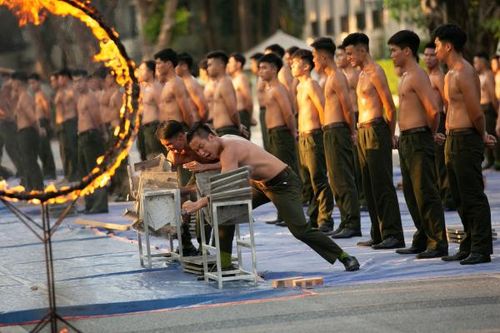 Lực lượng Cảnh vệ CAND biểu diễn bên Hồ Gươm: Kịch tính, mãn nhãn, đầy phấn khích