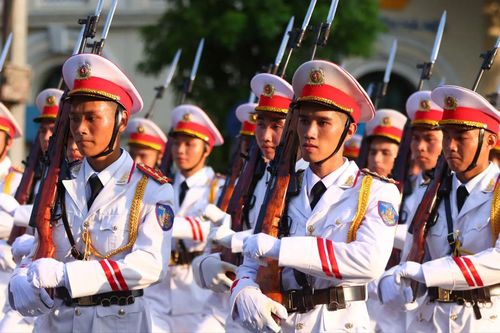 Sức mạnh tập thể qua nghệ thuật trình diễn múa súng