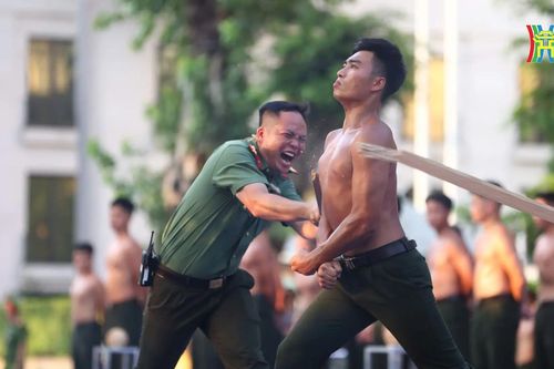 Màn biểu diễn võ thuật, khí công thể hiện sức mạnh phi thường