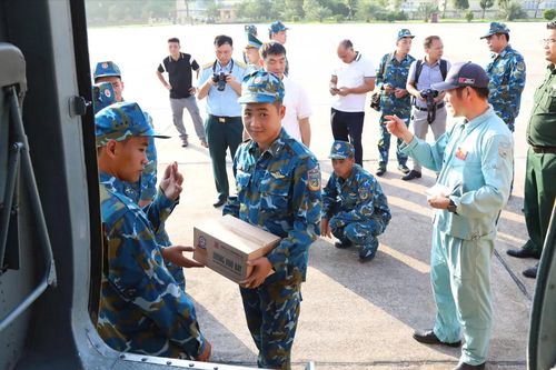 Trực thăng Mi-171 đưa hàng cứu trợ tới vùng lũ Điện Biên