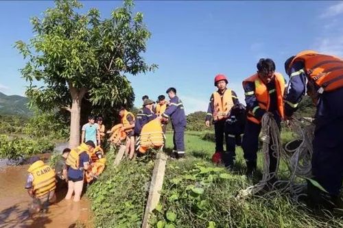 Giải cứu 6 người mắc kẹt do mưa lũ tại Sơn La