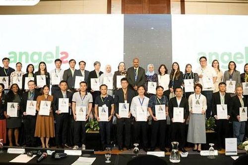 Bệnh viện Hữu nghị Việt Tiệp nhận Giải thưởng 'Diamond Status'