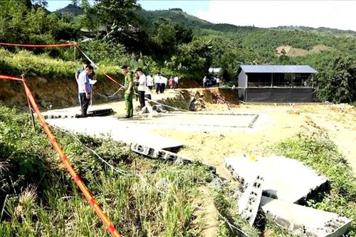 Sập đổ bể nuôi cá khiến 2 mẹ con tử vong ở Lào Cai