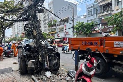 TPHCM: Xe bán tải nát đầu sau khi tông gãy cột điện, hai người đi cấp cứu