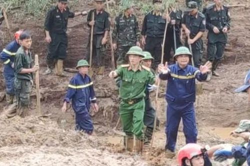 Công an, bộ đội dầm mình trong bùn tìm kiếm các nạn nhân mất tích do lũ quét tại Điện Biên