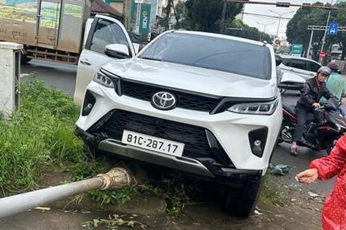 Phá cửa ô tô cứu tài xế nghi bị đột quỵ giữa đường phố