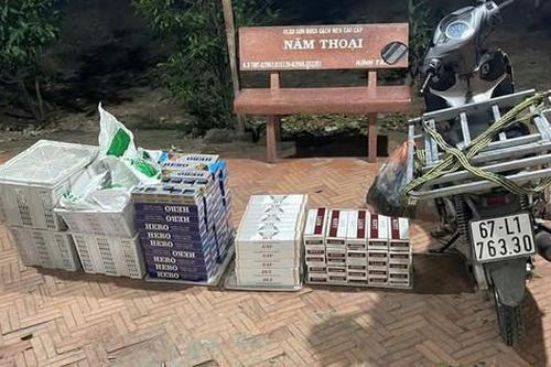 Công an tuần tra, bắt người phụ nữ vận chuyển thuê 1.000 gói thuốc lá lậu