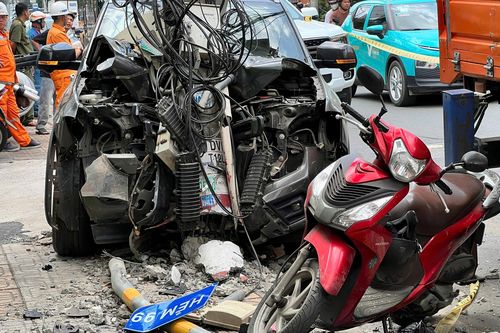Xe bán tải lao lên vỉa hè, tông gãy trụ điện, 1 người chết