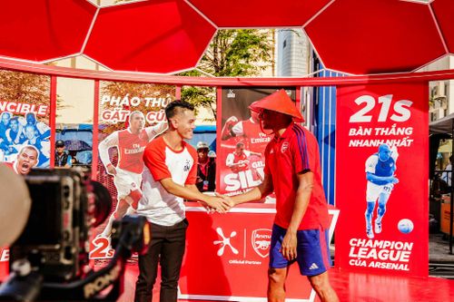 Tiến Linh so tài cùng huyền thoại Arsenal