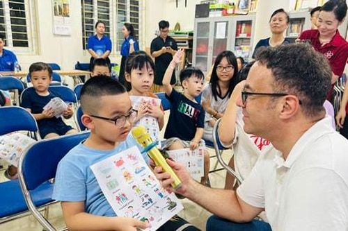 Lớp học tiếng Anh vui vẻ của thiếu nhi phường Đống Đa