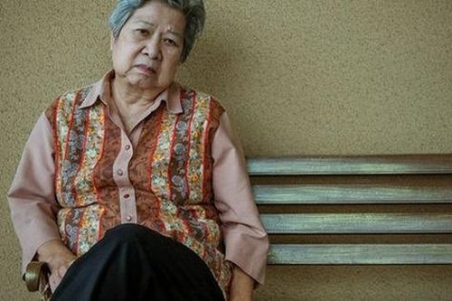 Từ chối chăm sóc mẹ tuổi già: Một câu nói của cháu trai khiến 3 người con nhận bài học đắt giá về đạo hiếu