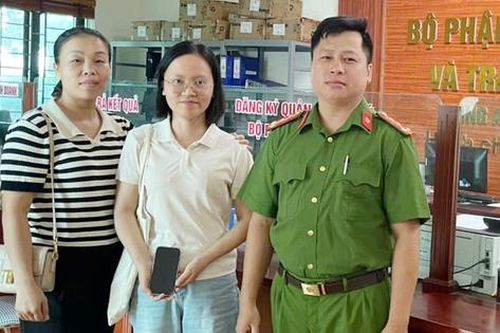 Bất ngờ nhận được 100 triệu trong tài khoản, người phụ nữ Hải Phòng vội trình báo công an xã