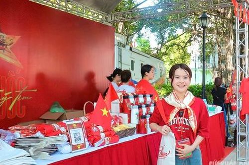 Giới trẻ háo hức nhận vé miễn phí chương trình 'Tổ quốc trong tim'