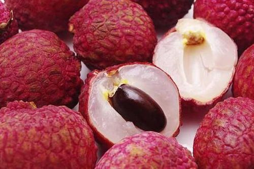 Ăn nhiều quả vải có ngộ độc không, ăn bao nhiêu để không bị nóng và tăng cân?