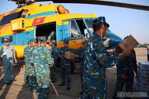 Trực thăng quân đội cấp tốc đưa hàng cứu trợ đến vùng lũ Điện Biên