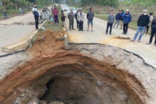 Lấp hố tử thần 'khủng' ở Na Rì trên quốc lộ 3B