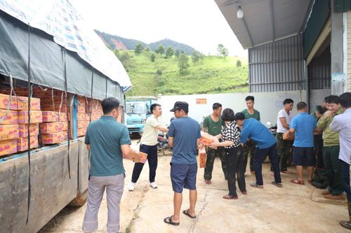 Hỗ trợ nước sạch, thực phẩm, thuốc khử khuẩn cho các xã bị thiệt hại thiên tai