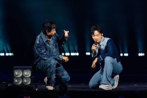 Đen và Hoàng Dũng trực tiếp cầm máy quay MV ca khúc mới tại sân khấu concert 'Xoay tròn'