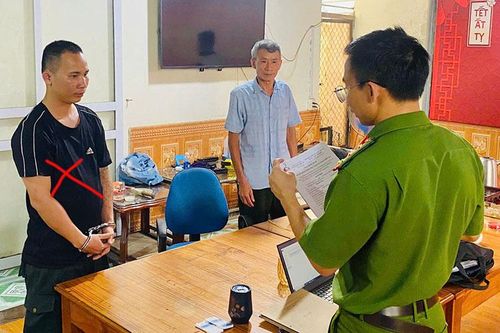 Truy 'nóng' kẻ tự xưng Công an, chặn cướp tiền tại khu đất trống