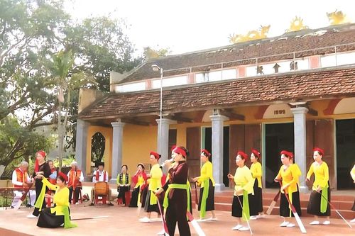 Làng chèo cổ bên dòng sông Mã