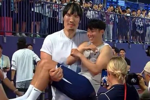 Võ sĩ cao hơn 2 m nhấc bổng Son Heung-min