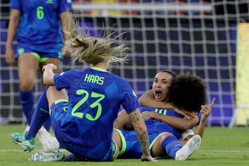 Marta tỏa sáng, Brazil vô địch theo cách khó tin
