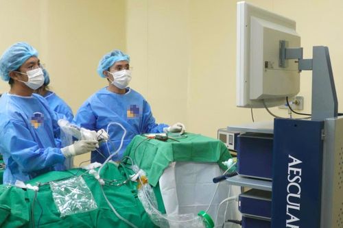 Nhìn mờ và đau đầu triền miên, cô gái không ngờ 'thủ phạm' trong não