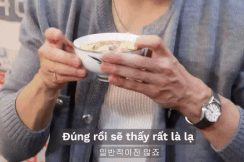 'Rể Việt' Jung Il Woo thử canh chua cá, mê rau muống xào tỏi