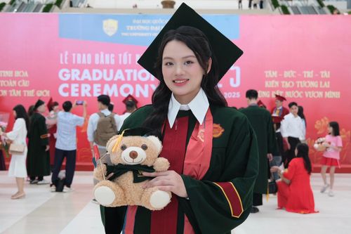 Hoa khôi bóng chuyền Thu Hoài tốt nghiệp đại học loại xuất sắc