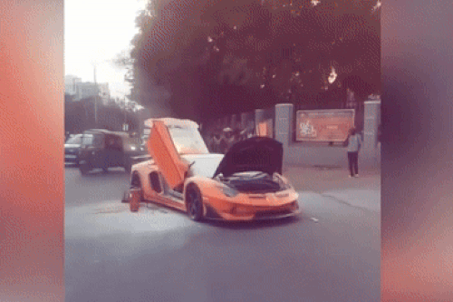 Siêu xe Lamborghini 1,1 triệu USD bốc cháy giữa phố
