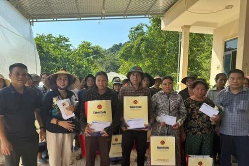 Báo Kinh tế & Đô thị tặng quà người dân bị ảnh hưởng lũ lụt tại xã Nhôn Mai, tỉnh Nghệ An