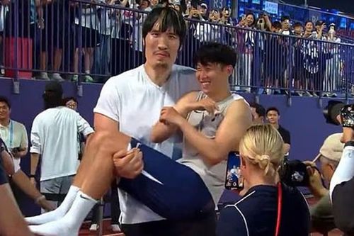 Son Heung Min bị 'người khổng lồ' MMA bế bổng gây sốt