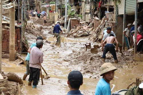 Điện Biên: Người dân Suối Lư tích cực dọn dẹp nhà cửa sau lũ dữ