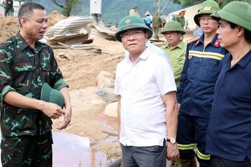 Phó Thủ tướng Lê Thành Long thăm hỏi người dân vùng mưa lũ Sơn La