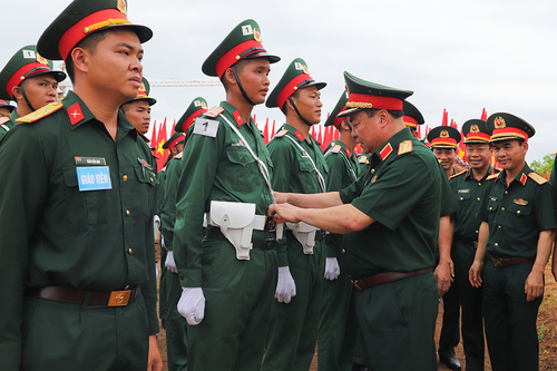 Lính trẻ tôi rèn ý chí
