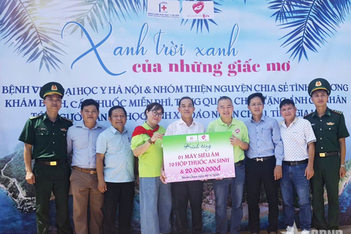 Khám bệnh và trao quà tặng các gia đình chính sách ở xã đảo Nhơn Châu
