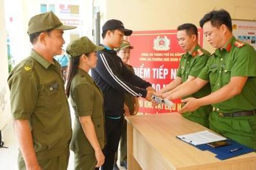 Không nghỉ cuối tuần, Công an phường miệt mài tuyên truyền và tiếp nhận vũ khí từ người dân