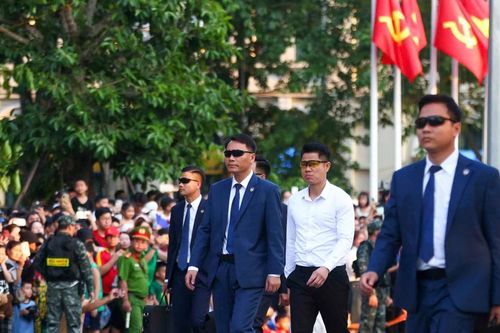 Mãn nhãn màn trình diễn ngoạn mục của đặc vụ Việt Nam trên phố đi bộ